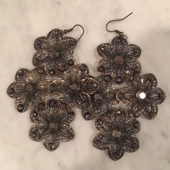 Forever 21 Jewelry - large flower shaped sparkle earring